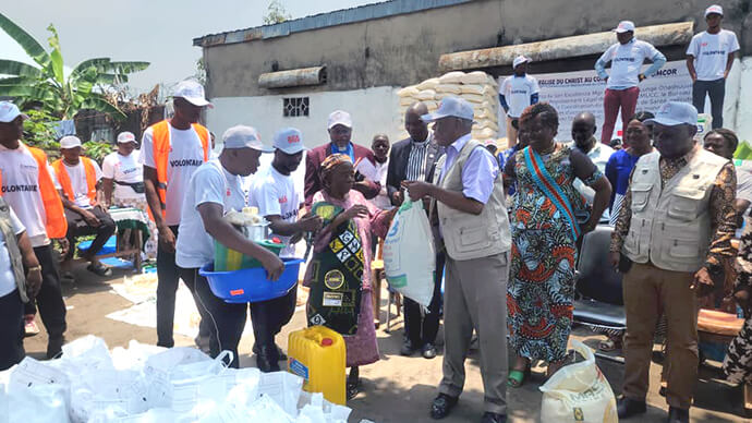 Emile Odimba, coordinator of the United Methodist Committee on Relief’s disaster management office in central Congo, helps distribute supplies to flood survivors in Kinshasa, Congo. More than 3,500 people lost their homes in massive flooding last year. Photo by the Rev. Fiston Okito, UM News.