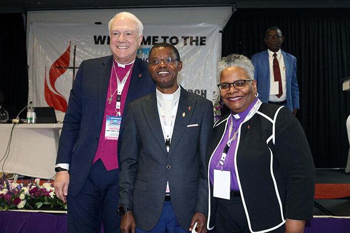 Le Révérend Emmanuel Sinzohagera du Burundi (au centre) pose pour une photo avec les évêques Thomas Bickerton et LaTrelle Easterling après avoir été élu évêque le 15 mars lors de la Conférence Centrale d’Afrique à Johannesburg. Mgr Bickerton et Mgr Easterling représentent le Conseil des Évêques à la Conférence Centrale. Photo par Eveline Chikwanah, UM News.