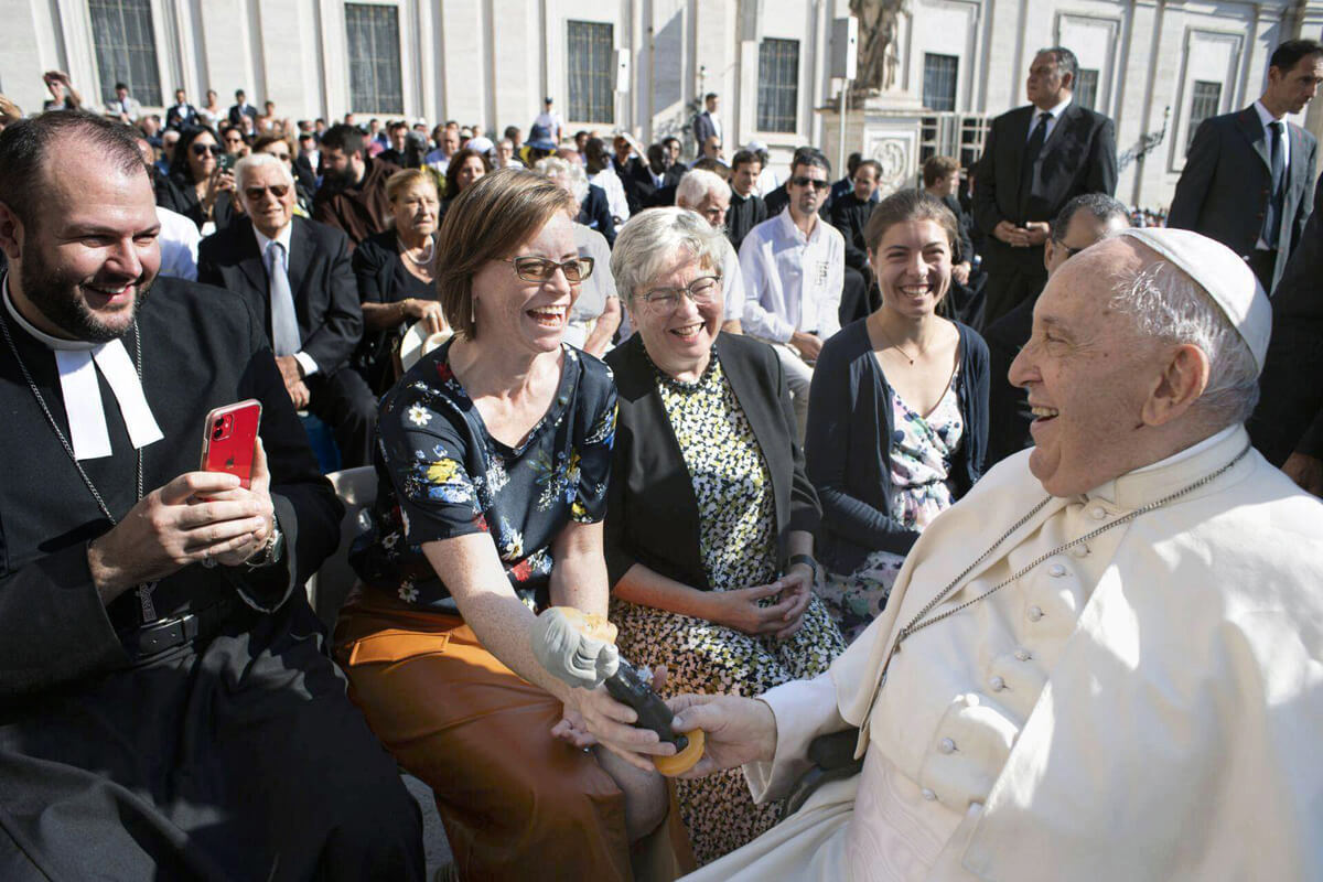 Ashley Boggan, top executive of the United Methodist Commission on Archives and History, gives Pope Francis a John Wesley bobblehead while in Italy for the European Methodist Historical Conference in 2023. Seated from left are the Rev. Matthew Laferty, director of the Methodist Ecumenical Office Rome, Boggan, Ulrike Schuler with the United Methodist Board of Higher Education and Ministry, and Lara Herrmann, a student and Schuler’s granddaughter. Pope Francis died April 21 at age 88. File photo courtesy of Vatican Media.