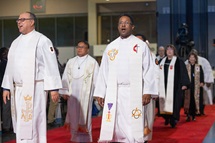 Uma procissão de bispos metodistas unidos lidera o culto de abertura da Conferência Geral Metodista Unida de 2024, em 23 de abril de 2024, em Charlotte, Carolina do Norte. A diretoria da agência financeira da Igreja Metodista Unida votou por conceder aos bispos um aumento salarial retroativo de 3%. A medida ocorre depois que os bispos, em dezembro, pediram para abrir mão de um aumento em 2025, em meio a orçamentos apertados em toda a denominação. Foto de arquivo de Mike DuBose, Noticias Metodistas Unido. Uma procissão de bispos metodistas unidos lidera o culto de abertura da Conferência Geral Metodista Unida de 2024, em 23 de abril de 2024, em Charlotte, Carolina do Norte. A diretoria da agência financeira da Igreja Metodista Unida votou por conceder aos bispos um aumento salarial retroativo de 3%. A medida ocorre depois que os bispos, em dezembro, pediram para abrir mão de um aumento em 2025, em meio a orçamentos apertados em toda a denominação. Foto de arquivo de Mike DuBose, Noticias Metodistas Unido.