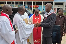 O vice-governador Franco Mufinda (usando terno preto), Saúde oficiais da Conferência à sua Chegada, da direita para esquerda Bispo Moisés Bernardo Jungo com a Stola episcopal, a esquerda saudando Mufinda, Rwv. Rogerio Bartolomeu, Assistente do Bispo, e de seguibda Rev. Pedro Gouveia, Superitendente do Distrito de Malange. Foto de Orlando da Cruz, Notícias da MU. O vice-governador Franco Mufinda (usando terno preto), Saúde oficiais da Conferência à sua Chegada, da direita para esquerda Bispo Moisés Bernardo Jungo com a Stola episcopal, a esquerda saudando Mufinda, Rwv. Rogerio Bartolomeu, Assistente do Bispo, e de seguibda Rev. Pedro Gouveia, Superitendente do Distrito de Malange. Foto de Orlando da Cruz, Notícias da MU.